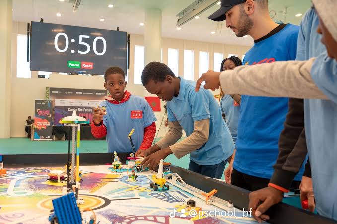 Images Le Burkina Faso bat la Chine à une compétition de la Robotique Images du Le Burkina Faso bat la Chine à une compétition de la Robotique